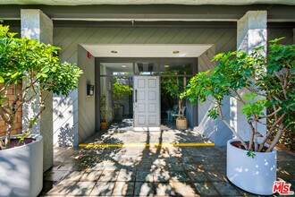 1920 Pandora Ave in Los Angeles, CA - Building Photo - Building Photo