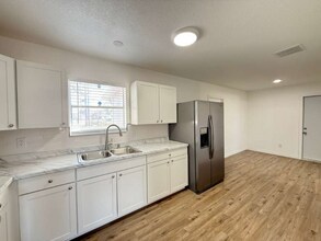 7642 Quail St in San Antonio, TX - Foto de edificio - Building Photo