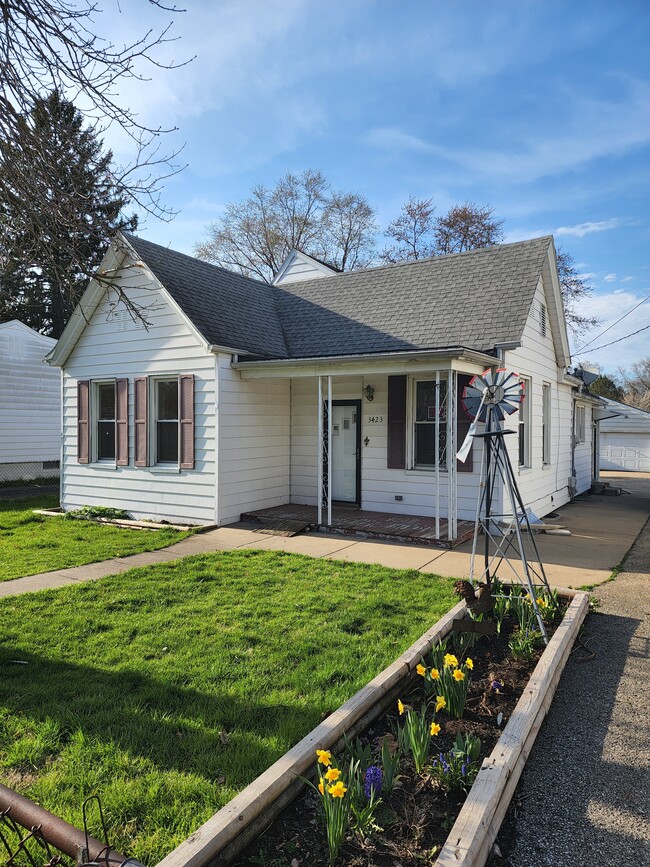 property at 3423 W Hill St