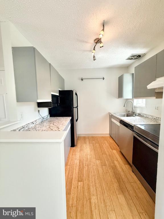 1706 W Abingdon Dr in Alexandria, VA - Building Photo - Building Photo