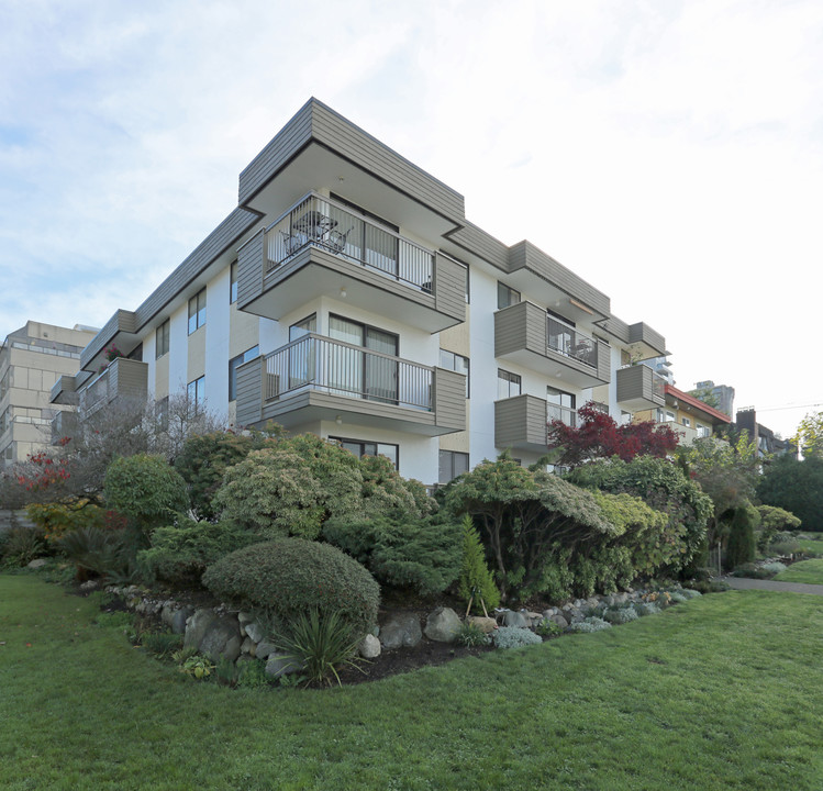 Mountain View Apartments in North Vancouver, BC - Building Photo