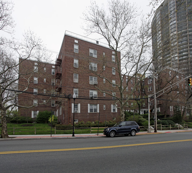 8300-8750 Boulevard E in North Bergen, NJ - Building Photo - Building Photo