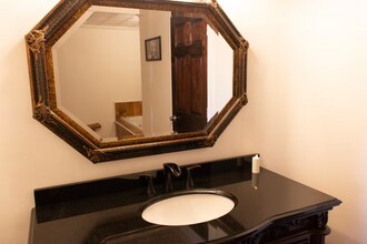 11 Music Square E in Nashville, TN - Foto de edificio - Building Photo