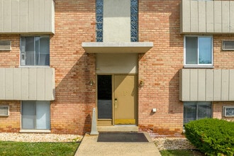Raquet Club Apartments in West Chester, PA - Foto de edificio - Building Photo