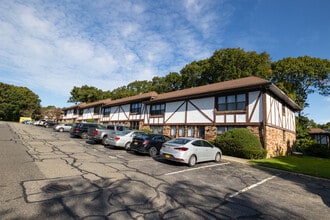 Hidden Meadows Cooperative in Middle Island, NY - Building Photo - Building Photo