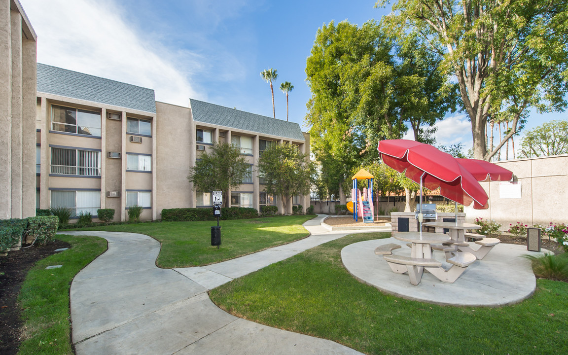 Independence Park Apartments in Canoga Park, CA - Building Photo