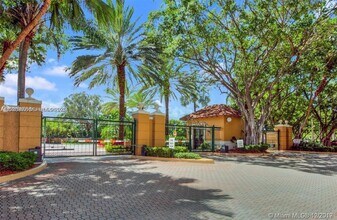 19655 E Country Club Dr in Miami, FL - Building Photo - Building Photo