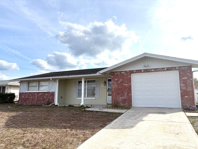 7936 Pineapple Ln in Port Richey, FL - Foto de edificio - Building Photo