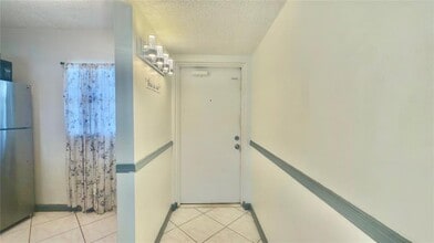 9340 Lagoon Pl in Davie, FL - Building Photo - Building Photo
