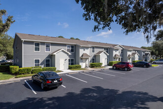 Enclave at Pine Oaks Apartments in DeLand, FL - Foto de edificio - Building Photo