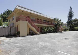 Ted's Apartments in Pompano Beach, FL - Foto de edificio - Building Photo