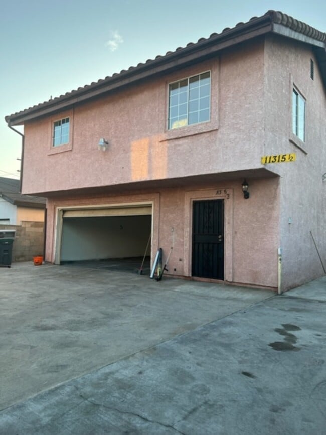 11315 1/2 Louise Ave in Lynwood, CA - Building Photo - Building Photo