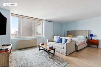 322 W 57th St in New York, NY - Building Photo - Building Photo