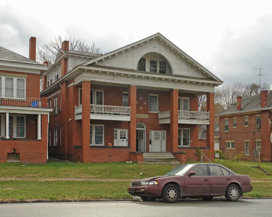 Colonial in Huntington, WV - Building Photo