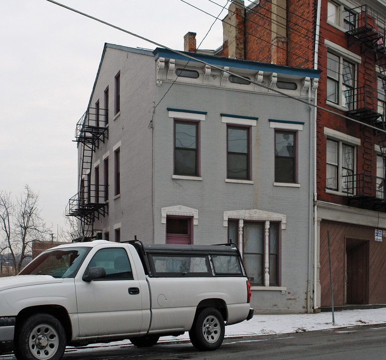 2813 Colerain Ave in Cincinnati, OH - Building Photo