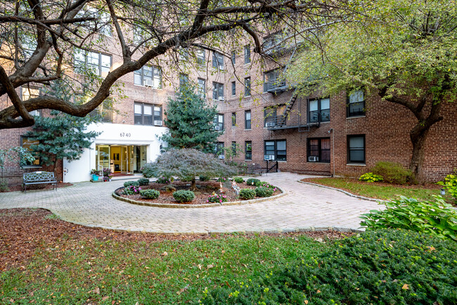 67-40 Yellowstone Blvd in Forest Hills, NY - Building Photo - Building Photo