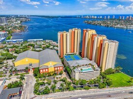 2650 Lake Shore Dr in Riviera Beach, FL - Building Photo