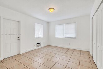 6921 Rue Vendome in Miami Beach, FL - Building Photo - Building Photo