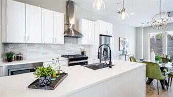 2030 N Prairie Ave in Dallas, TX - Building Photo