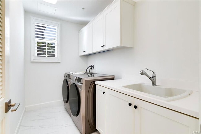 86 Henson in Irvine, CA - Building Photo - Building Photo