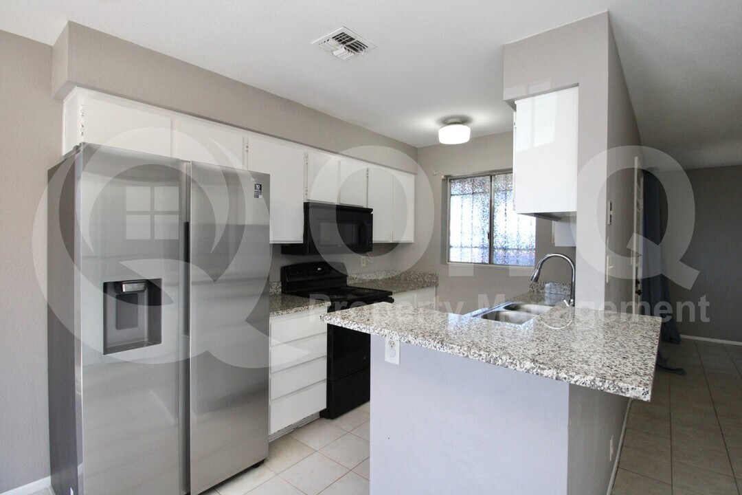 9021 W Elm St in Phoenix, AZ - Building Photo