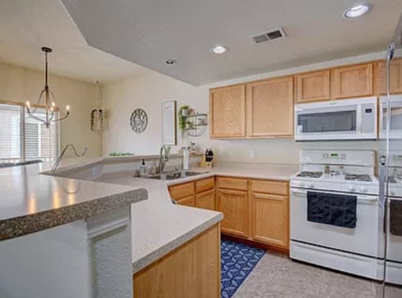 property at 6800 Vista Del Norte Dr NE