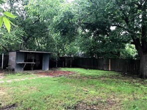 710 W Lake Dr in Taylor, TX - Building Photo - Building Photo