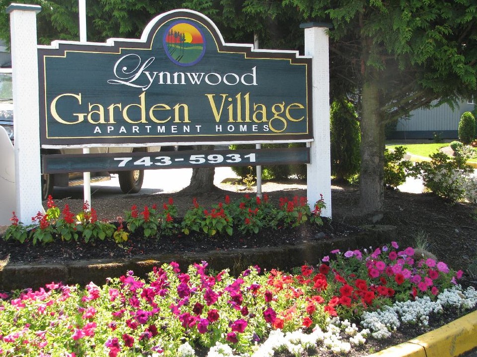 Lynnwood Garden Village in Lynnwood, WA - Building Photo