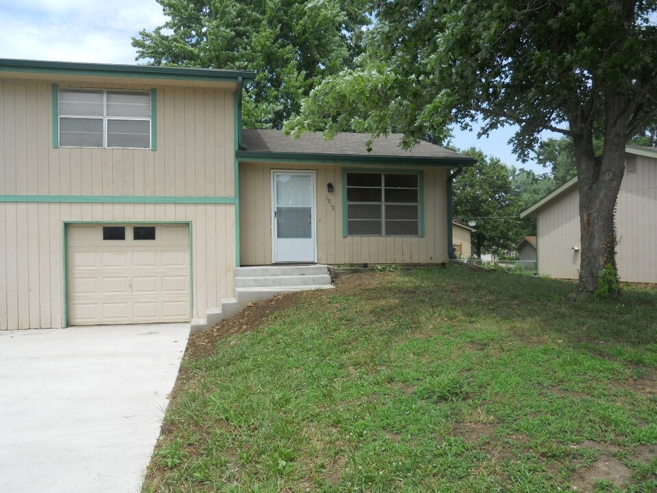 1906 Heatherwood Dr in Lawrence, KS - Foto de edificio