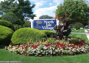 23 Kiowa Ct in Coram, NY - Building Photo - Building Photo
