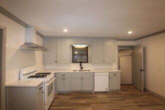 2325 Airline Dr in Tyler, TX - Building Photo - Building Photo