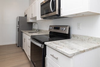 936 N Calvert St in Baltimore, MD - Building Photo - Interior Photo