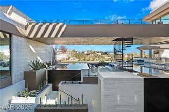 4 Soaring Bird Ct in Las Vegas, NV - Building Photo - Building Photo