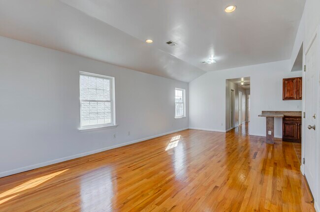 30 E 41st St in Bayonne, NJ - Foto de edificio - Building Photo