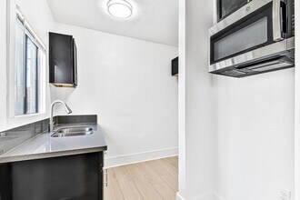 1074 Obispo Ave, Unit 109 in Long Beach, CA - Foto de edificio - Building Photo