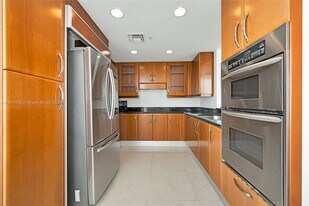 3001 Turnberry Way in Aventura, FL - Building Photo