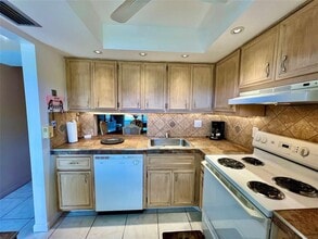 2800 NW 47th Terrace in Lauderdale Lakes, FL - Building Photo - Building Photo