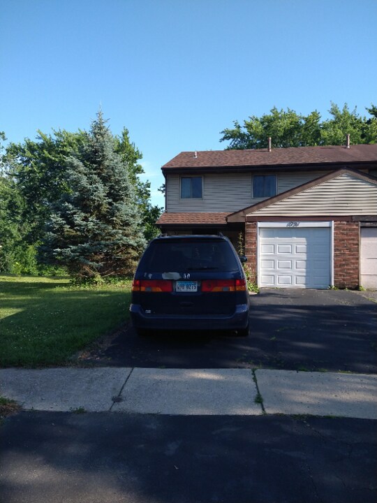 1721 Whitney Dr in Hanover Park, IL - Building Photo