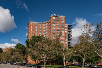 Rochdale Village in Jamaica, NY - Foto de edificio - Building Photo