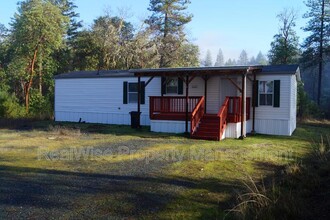 2390 Galice Rd in Merlin, OR - Building Photo - Building Photo