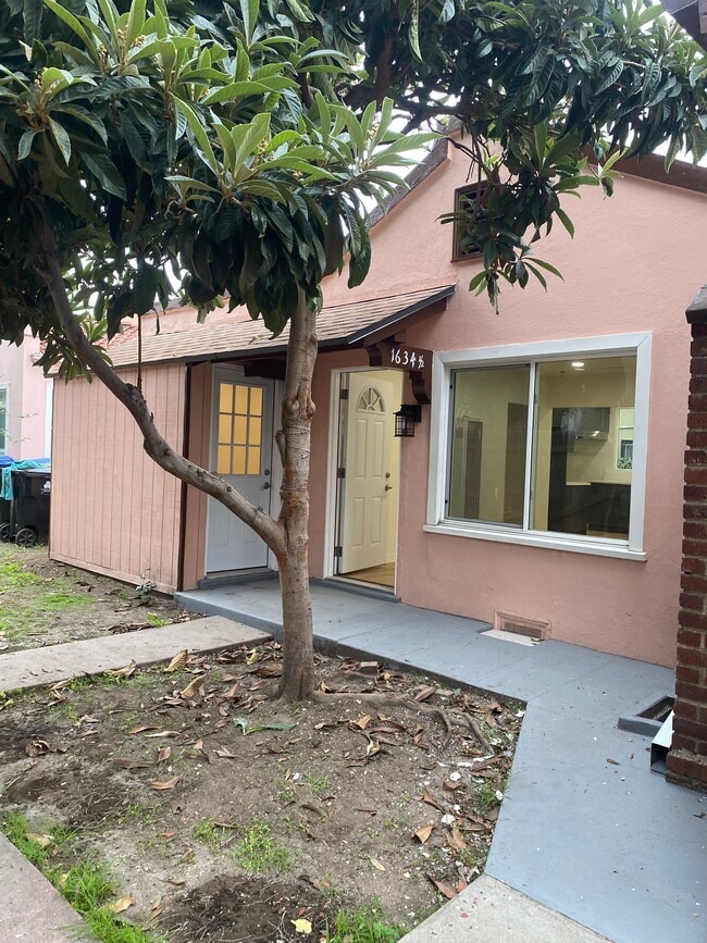 1634 1/2 N Serrano Ave