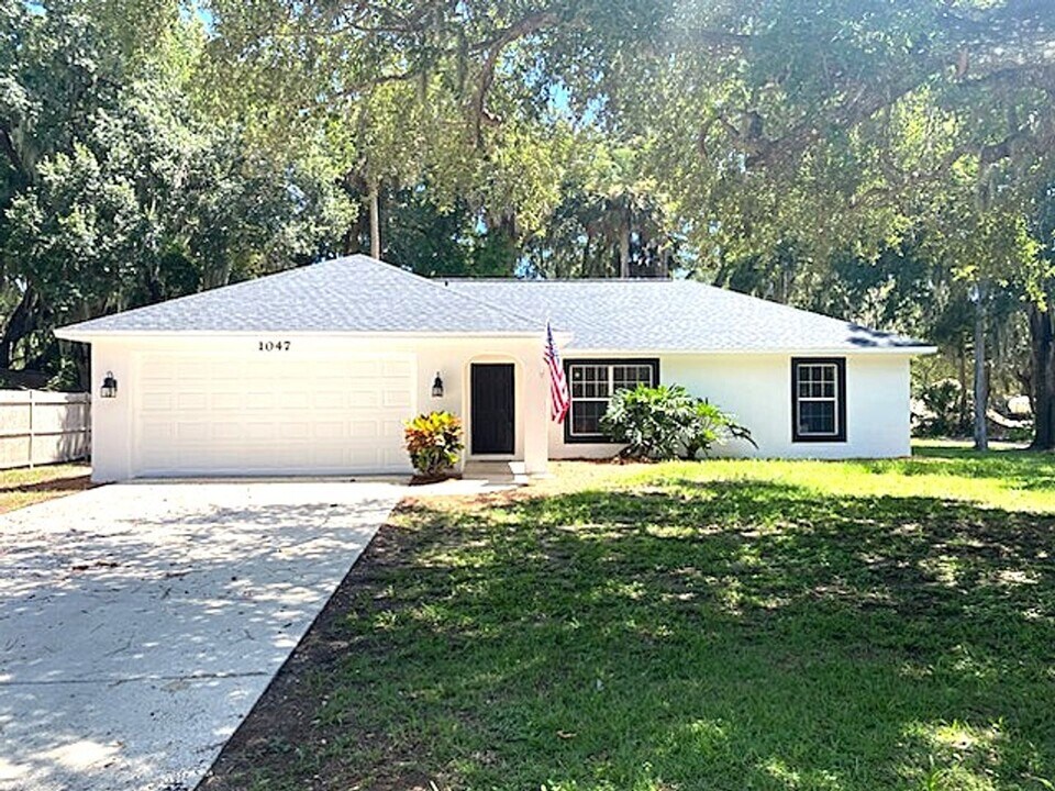 1047 S Myrtle Ave in New Smyrna Beach, FL - Building Photo