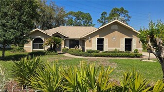4402 Duffer Loop in Sebring, FL - Building Photo