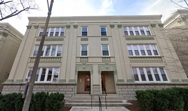 72 Egmont St, Unit 1 in Brookline, MA - Foto de edificio - Building Photo