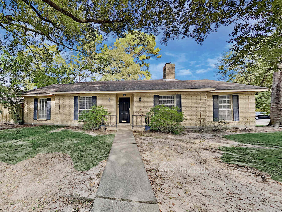 15102 Falling Creek Dr in Houston, TX - Building Photo