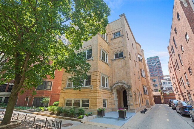 property at 429 W Wellington Ave