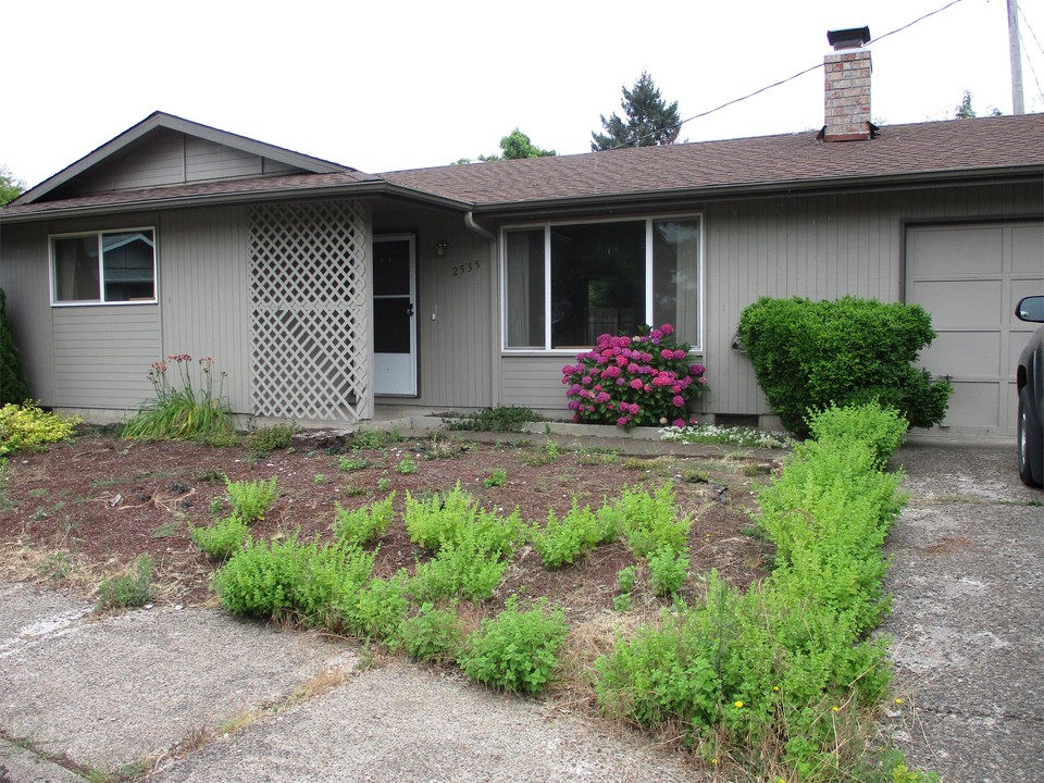 2535 Benson Ln in Eugene, OR - Building Photo