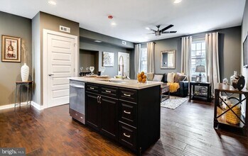 1865 Frankford Ave-Unit -2ND FLOOR in Philadelphia, PA - Foto de edificio - Building Photo