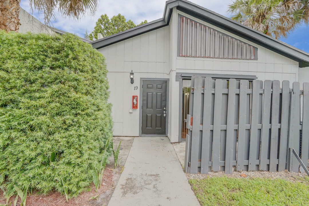 100 Sparrow Dr in Royal Palm Beach, FL - Building Photo