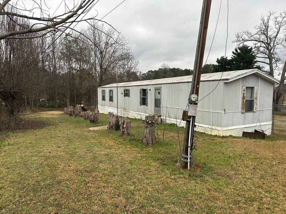 108 Pine Ridge Dr in Greenwood, SC - Building Photo